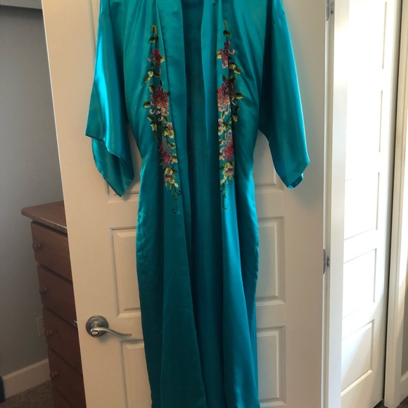 Silky floor lenth lined kimono - Picture 2 of 6